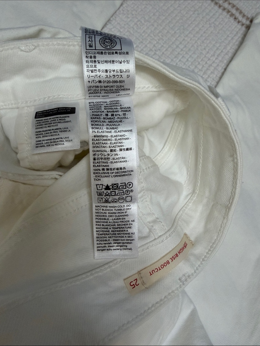 Levi’s Women’s 725 High Rise Boot Cut Jeans - Picture 8 of 9